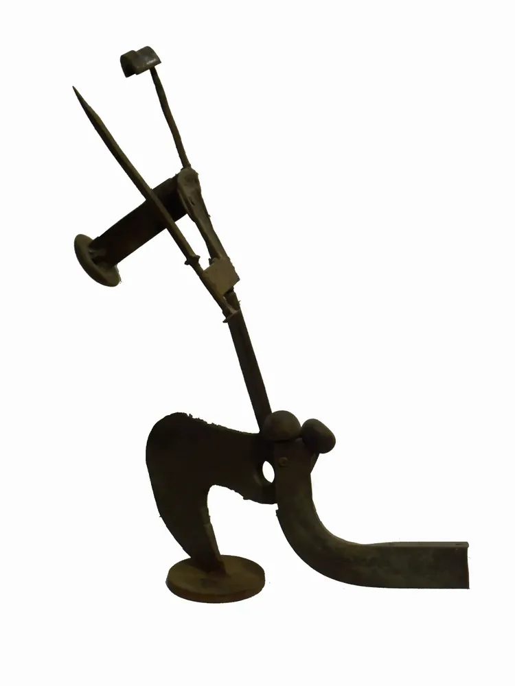Artwork titled "Atacante" made with iron in the year 2000 by Juan Diego Miguel