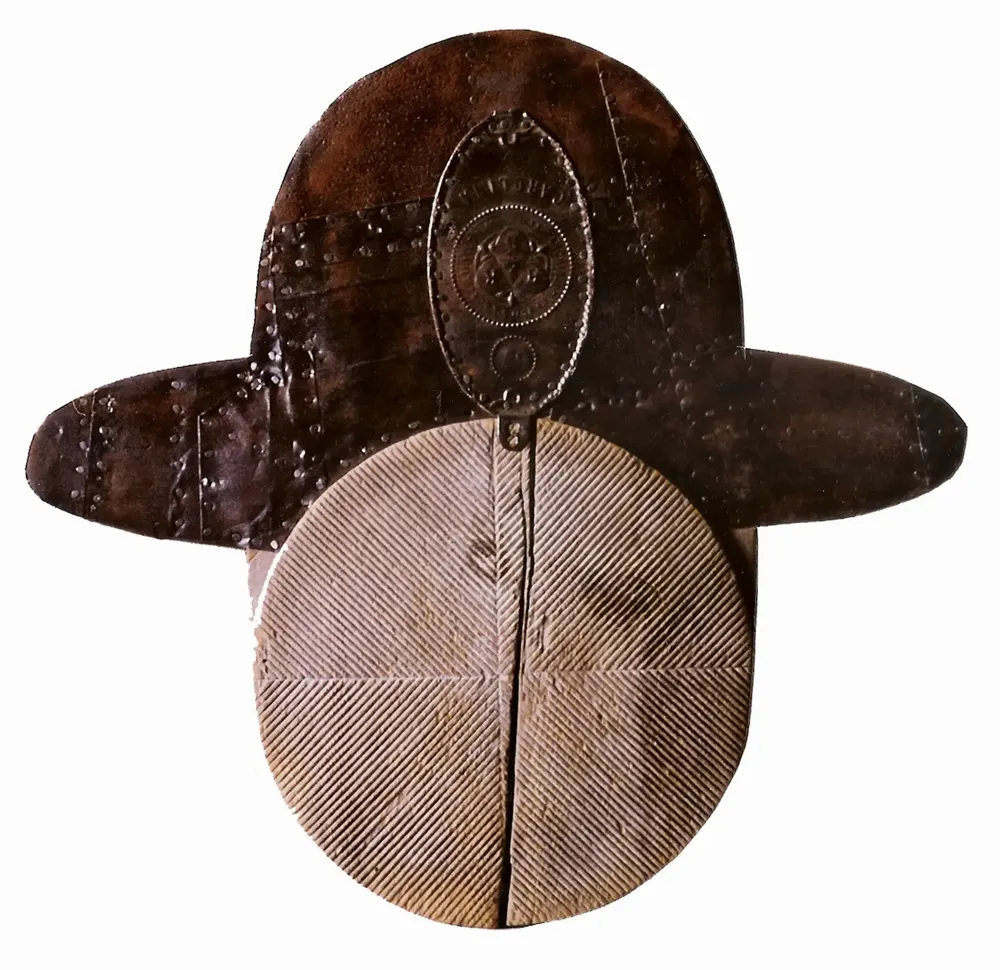 Artwork titled "Cara de queso" made with sheet, wood in the year 1992 by Juan Diego Miguel