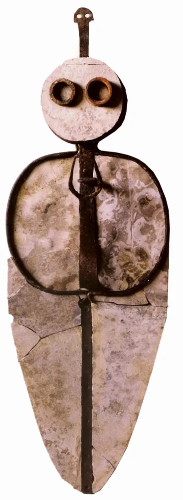 Artwork titled "Dama-cepo" made with iron, limestone in the year 1992 by Juan Diego Miguel