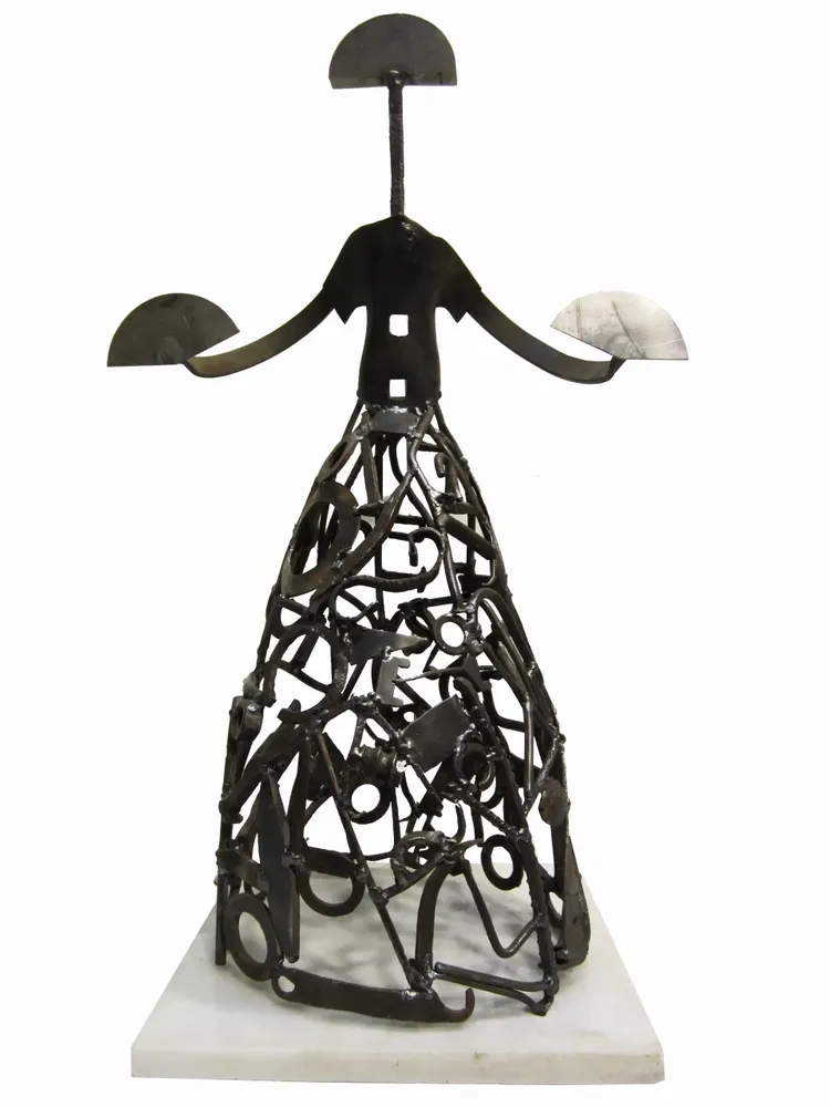 Artwork titled "Dama con abanicos" made with iron, marble in the year 2012 by Juan Diego Miguel