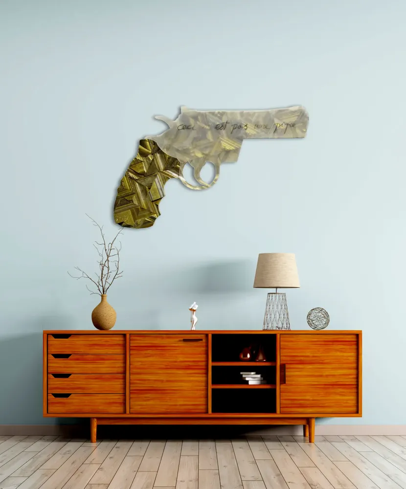Artwork titled "Pistola" made with oil painting, methacrylate, frames in the year 2013 by Juan Diego Miguel
