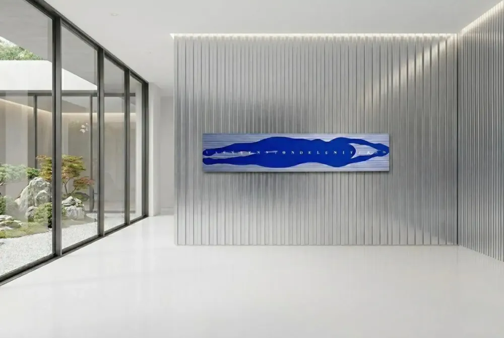 Artwork titled "La extension del universo" made with methacrylate, silver leaf, high density plank in the year 2015 by Juan Diego Miguel