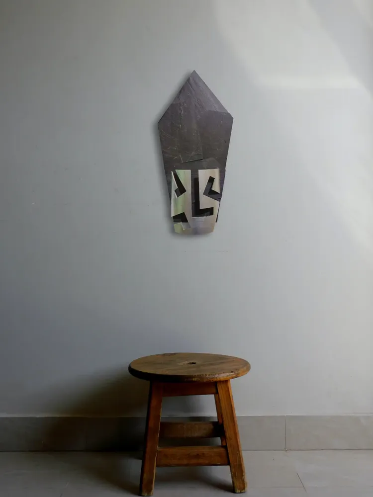 Artwork titled "Careta-tiara" made with synthetic enamelled paint, plastic, slate stone in the year 2022 by Juan Diego Miguel