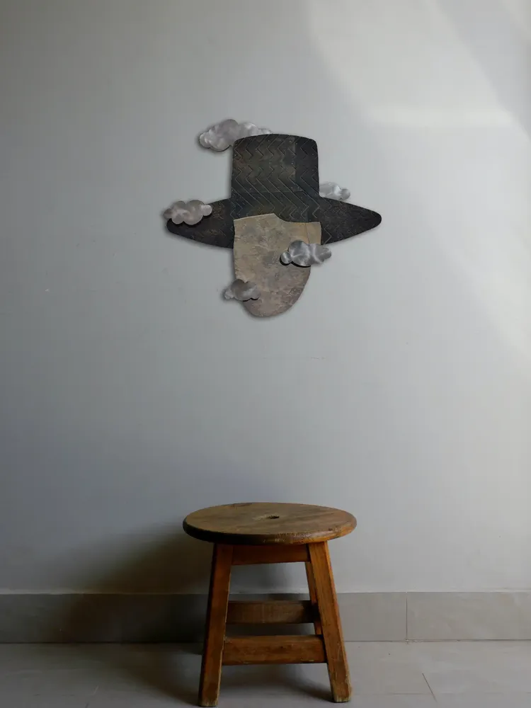 Artwork titled "Despistado" made with aluminum, iron, rubber, limestone in the year 2023 by Juan Diego Miguel